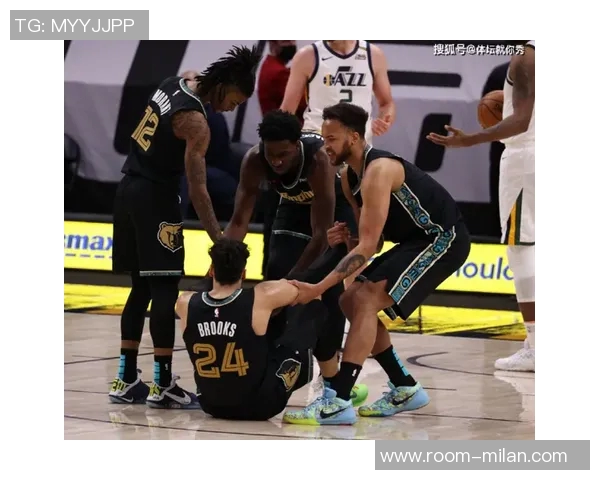 真爱无敌狄龙赛后与火箭队员亲切握手并与费尔蒂塔亲密交流