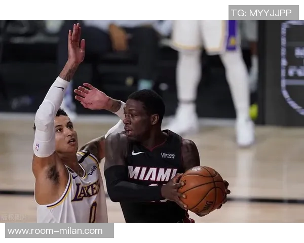 果阿队主场球员通道灯牌损坏严重引发球迷热议